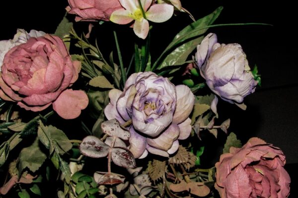 Buquê de flores artesanais em tons de rosa e roxo pra decoração de festa