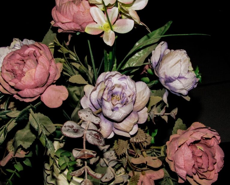 Buquê de flores artesanais em tons de rosa e roxo pra decoração de festa