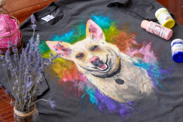 Camiseta customizada com pintura estampada colorida
