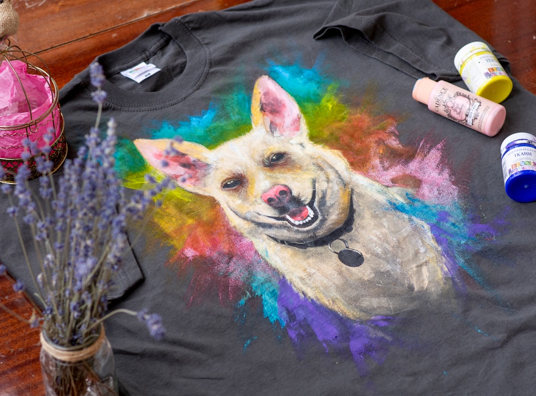 Camiseta customizada com pintura estampada colorida