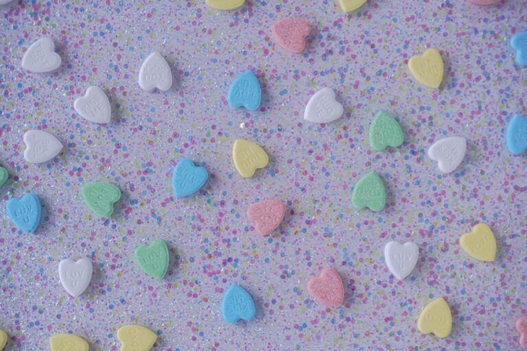 Corações em tons pastel, referência de cor pra apliques de cerâmica fria de chá de bebê