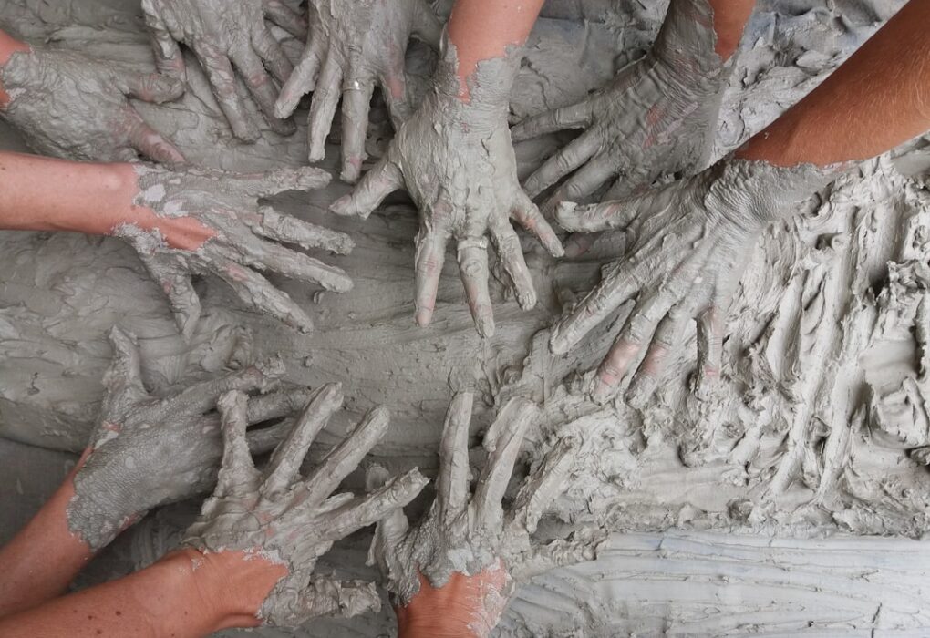 Mãos modelando massa de cerâmica fria, corrigindo os erros mais comuns de quem está começando