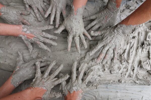 Mãos modelando massa de cerâmica fria, corrigindo os erros mais comuns de quem está começando