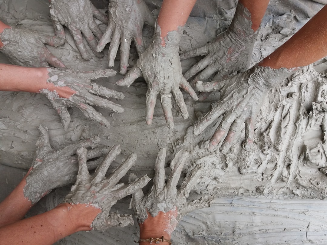 Mãos modelando massa de cerâmica fria, corrigindo os erros mais comuns de quem está começando