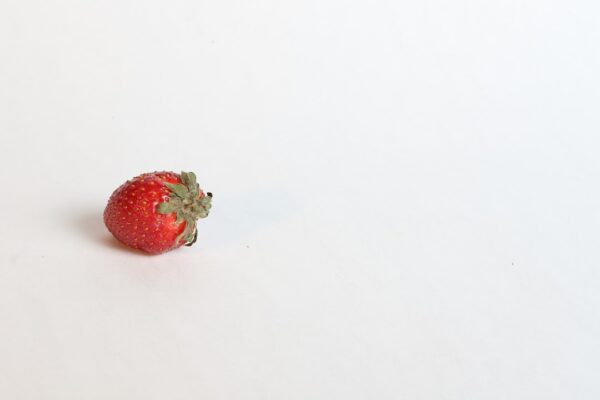 Morango vermelho usado como referência de cor e textura pra miniatura de cerâmica fria