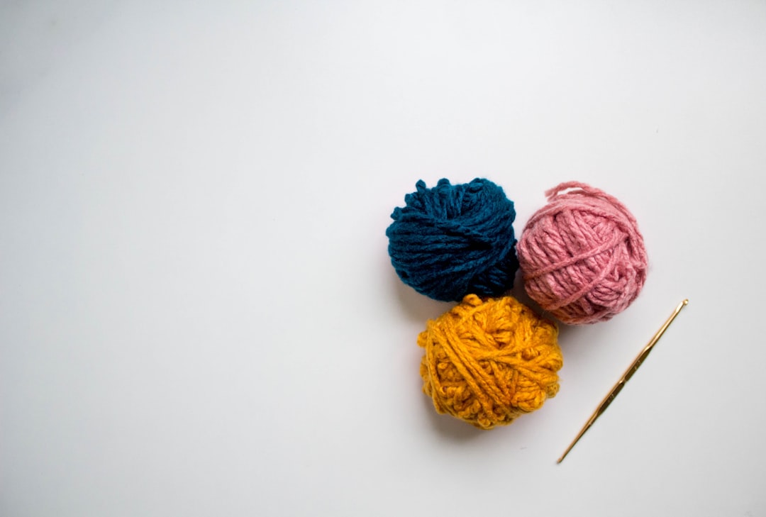 Novelos de linha coloridos usados pra escolher material de crochê