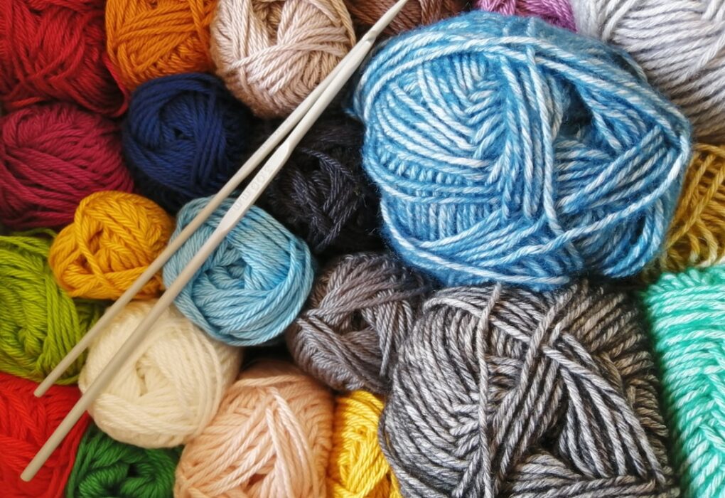 Novelos de linha coloridos pra praticar crochê e corrigir erros comuns