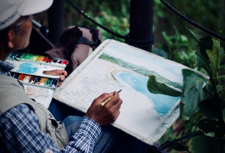 Pessoa pintando com aquarela, pincel e água